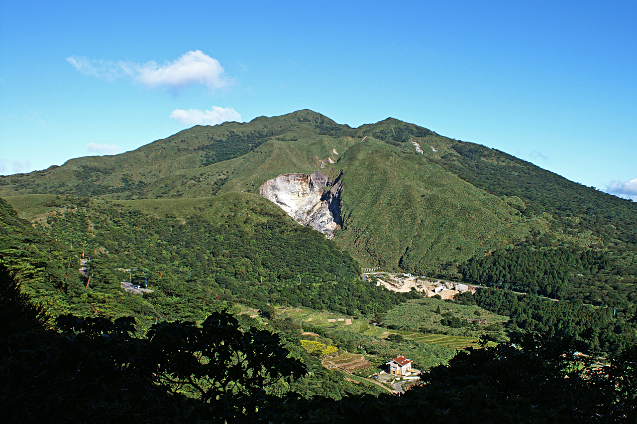 Hiking Mount Datun: A Complete Volcano Trekking Guide to Taipei’s Dormant Stratovolcano