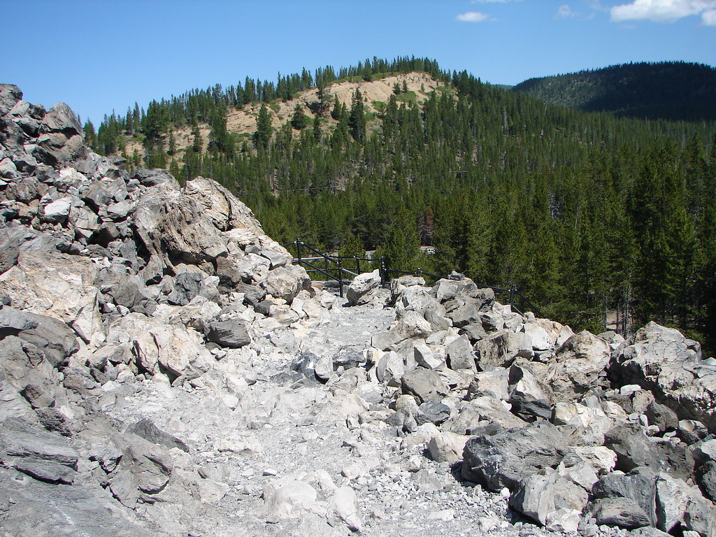 Big Obsidian Flow (Newberry Volcano) volcano trek - Lava flow