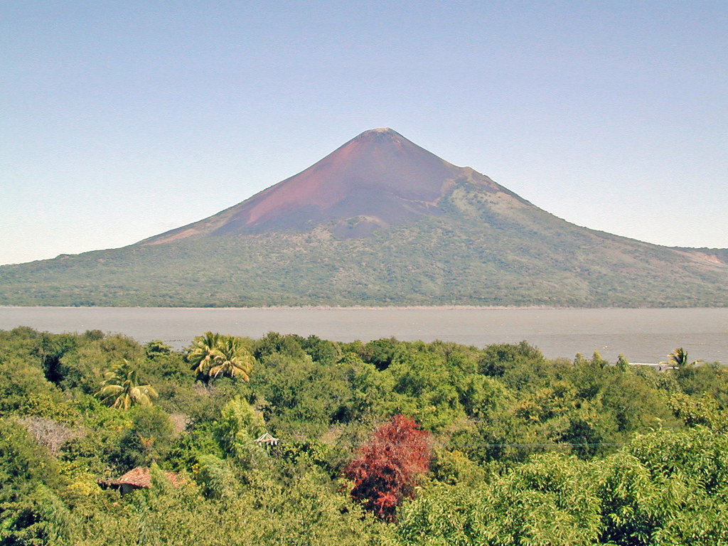 Momotombo volcano trek - Le volcan Momotombo (Nicaragua)