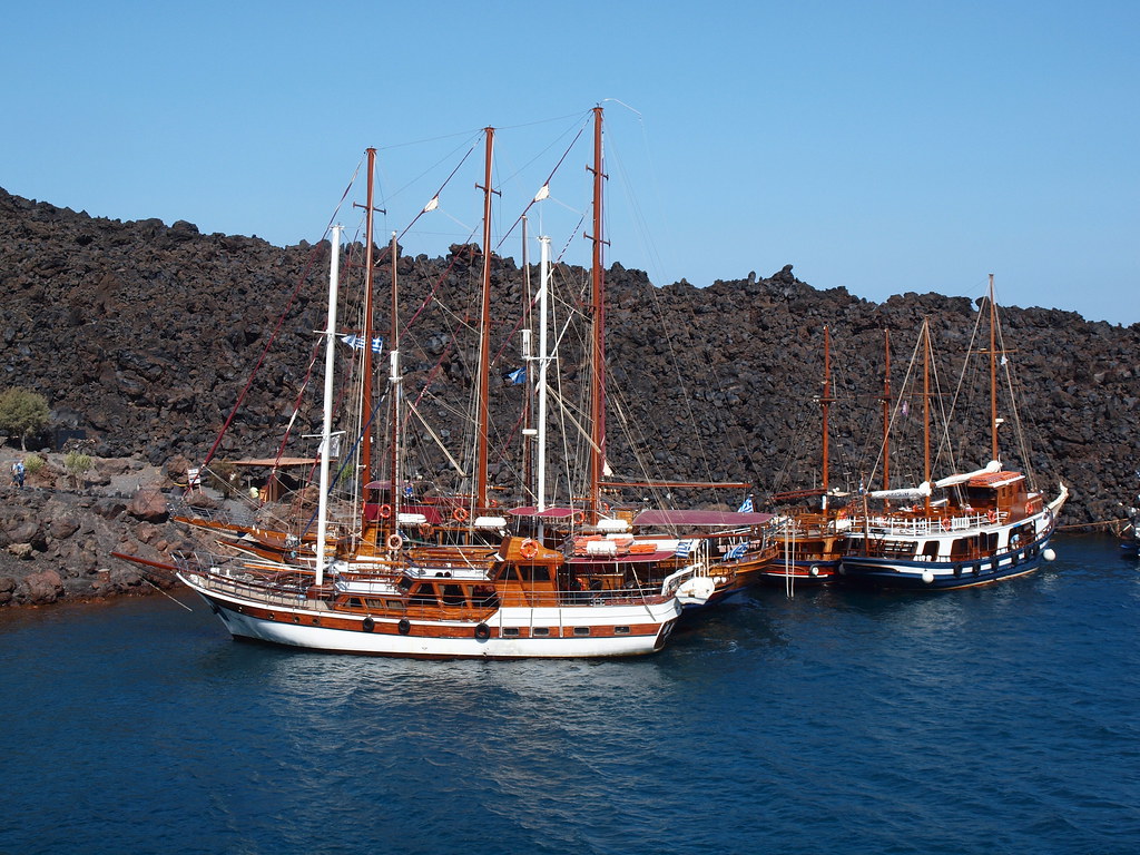 Nea Kameni volcano trek - Nea Kameni:Tourist Ships