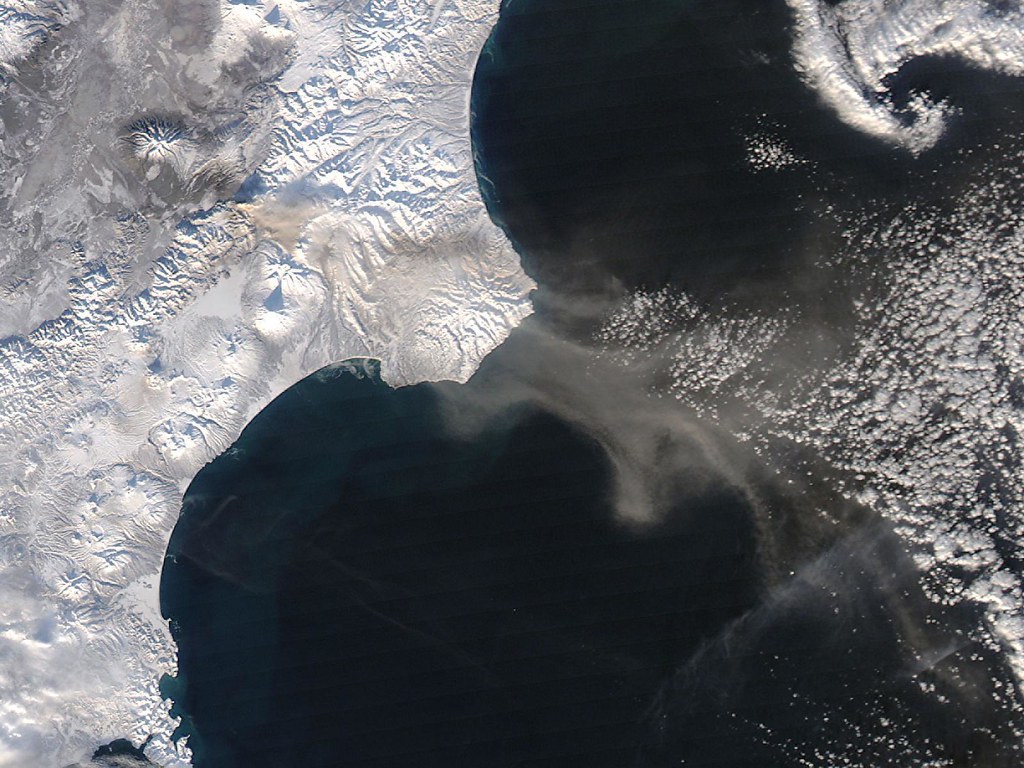 Kizimen volcano trek - Ash plume from Kizimen, Kamchatka Peninsula
