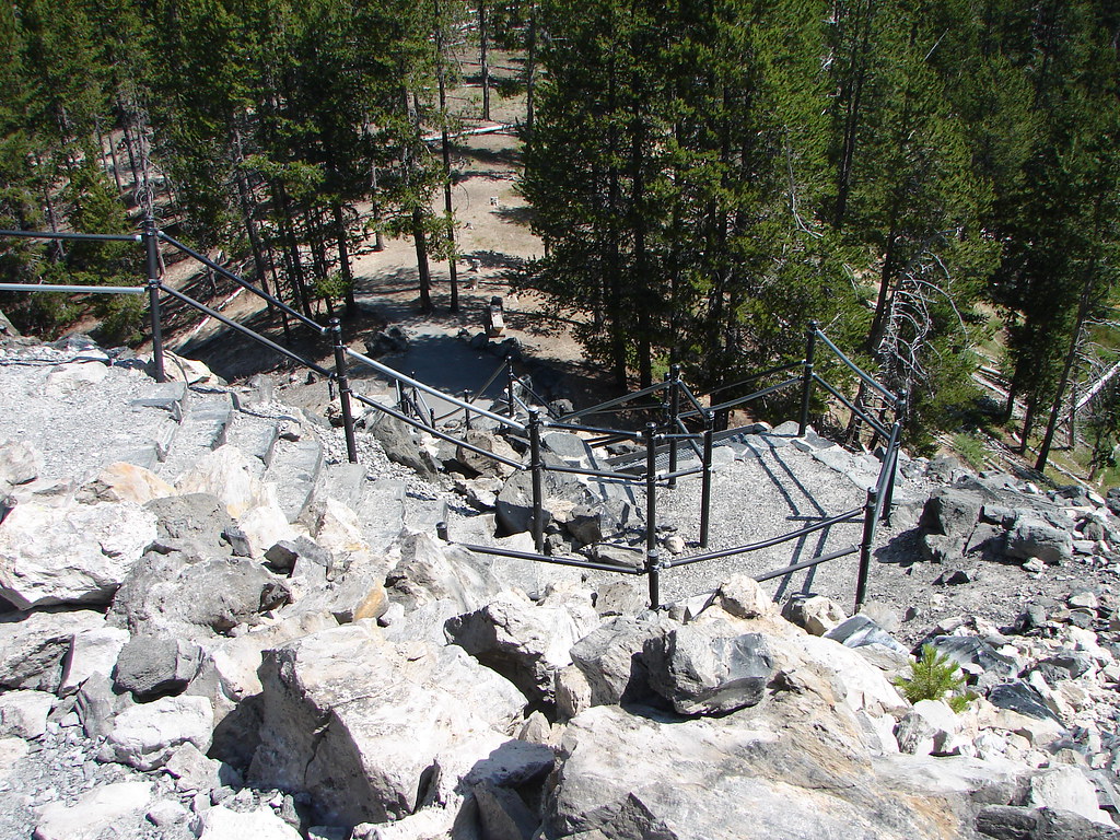 Big Obsidian Flow (Newberry Volcano) volcano trek - Lava flow